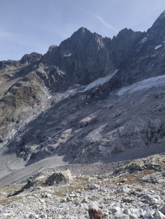 Début de la redescente via la moraine du lac de la Mariande