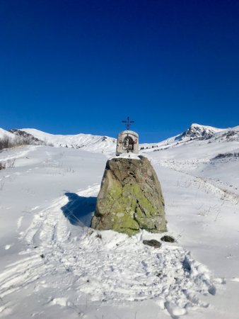 Oratoire sur fond de Grand Crétet et Pointe de Dzonfié 