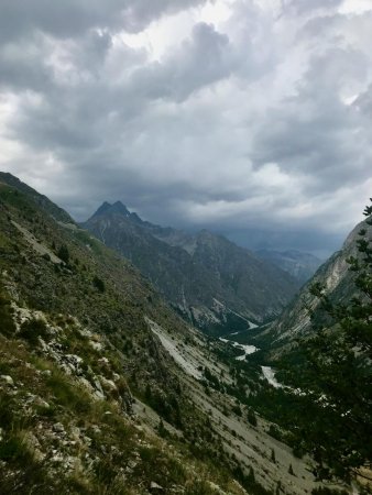 L’orage se charge derrière le Sirac