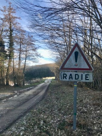 Curieux panneau à l’Etang Gabot (radier supportant la digue ?)