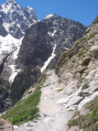 Dernier regard sur la Bosse de la Momie dominée par le Mont Pelvoux, vus du sentier donnant accès au Refuge du Glacier Blanc