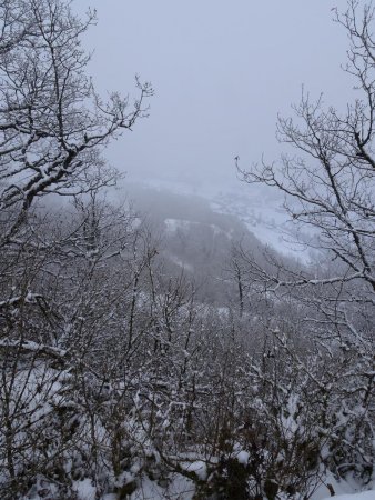 Le Fornet apparaît brièvement à travers la brume