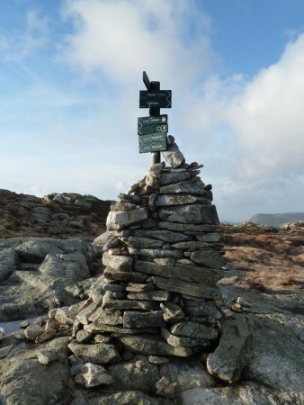 Cairn et panneau sur la route menant à Ulriken.