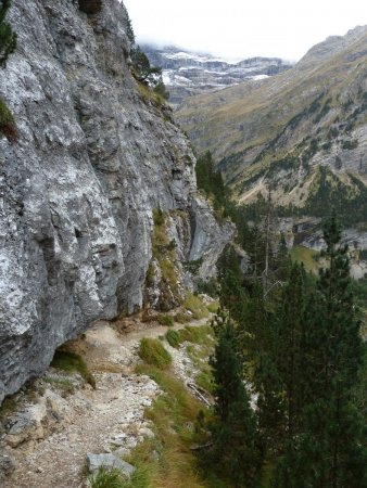 Sentier en corniche. Dans le rétro.