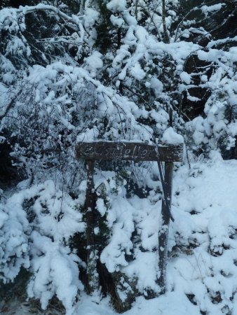 Le panneau au bord de la route indiquant le début de la randonnée.