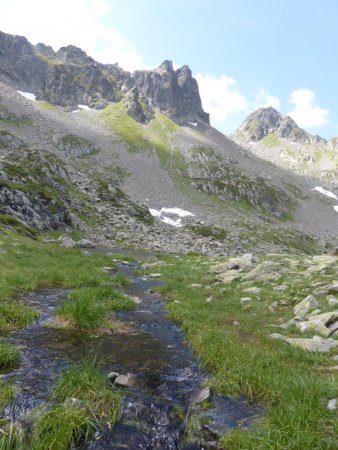 La résurgence qui nous méne aux lacs de la Besace