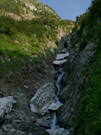 Névés rongés par l’eau de fonte