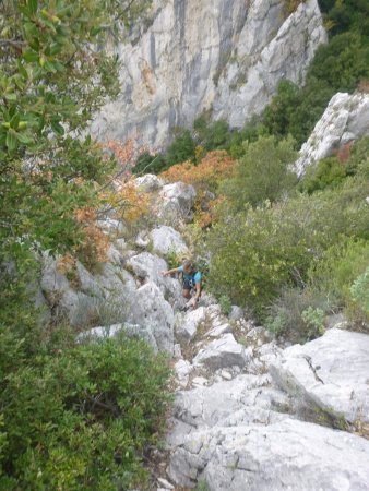 Montée sur le sentier bleu dans un couloir rocheux étroit