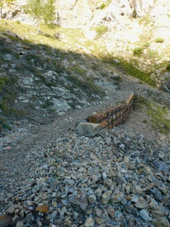 Sentier aménagé dans le Ravin du Ruisseau du Pas de l’Aiguille.