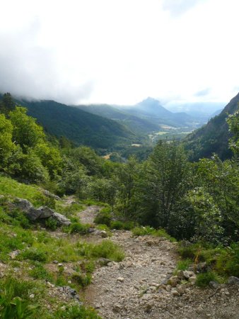 Sur le sentier du Pas de l’Aiguille. Regard arrière.