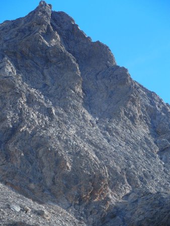 La sortie de la traversée et sur le deuxième replat de la crête, RG du couloir.