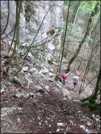 En direction de la Grotte de Pabro regard arrière c’est raide.