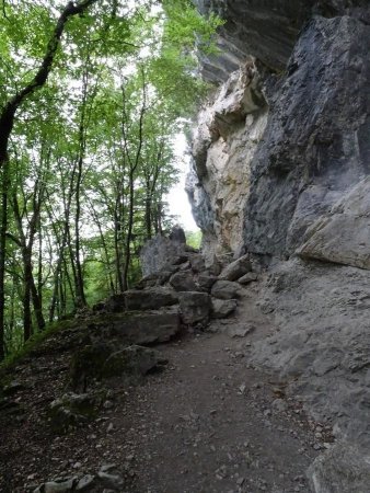 Porche supérieur des grottes de Bange : continuer sous la falaise