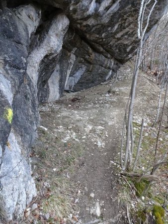 Passage sous les rochers