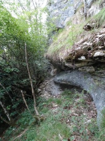 Sous la falaise de la Léchère