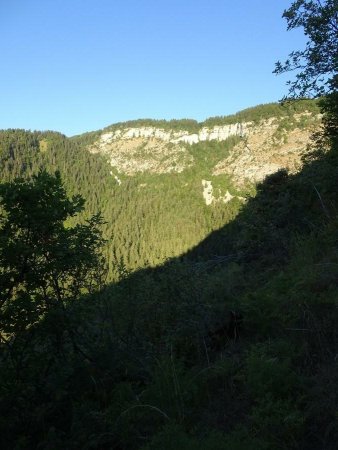 En face, les Rochers de la Grande Combe