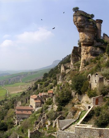 Le gîte de Lò Roc, dans le site médiéval de Peyrelade, au pied du château