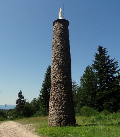 Près du carrefour, statue de Bernard de Clairvaux ? 