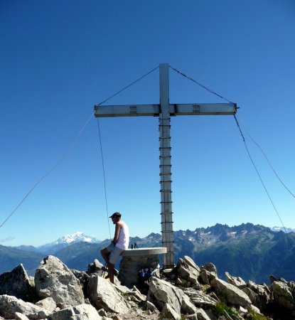 La croix à la Pointe du Rognier (2430m)