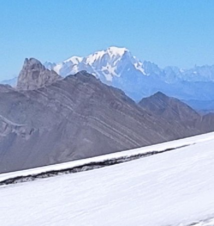 Aiguilles d’Arves (3514 m), Aiguille du Goléon (3427 m), Aiguille de l’Épaisseur  (3230 m) et le Mont Blanc (4810 m)