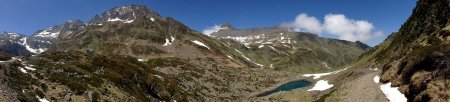 Panorama sur le lac noir (1900m) et le refuge d’Ilhéou (1988m)