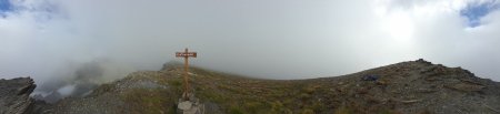 Le panorama (privé par la météo) depuis la pointe des Avers