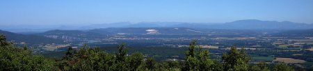 Belvédère du Laoul : Plaine du Tricastin avec les Trois Becs et la Montagne de la Lance..