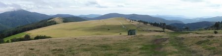 De la bosse à coté, panorama vers l’Otarra bizkarra et l’Enekorri (côté sud-est). Au fond à gauche, l’Adi.