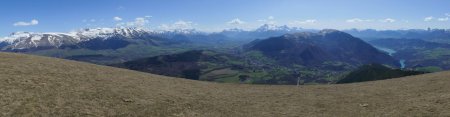 Le Senépy, à droite, a encore un peu de neige.