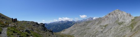 Le panorama s’élargit ; les hauts sommets du  secteur des Écrins commencent à apparaitre.