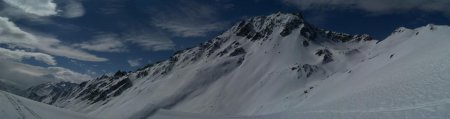 Le vallon d’Orgentil et le seigneur des lieux vus depuis le col du Mottet.