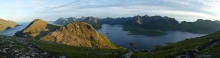 Des fjords et des montagnes.