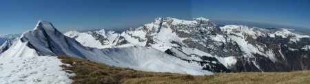 Depuis le sommet, panorama sur les Bauges (Arclusaz, Arcalod, Trélod..).