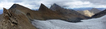 Pendant la traversée du Bec du Grenier, regard arrière, on voit les 3 Aig de La saussaz dominer le glacier Lombard