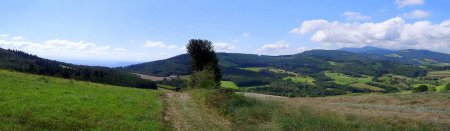 Col de Grenouze au centre.