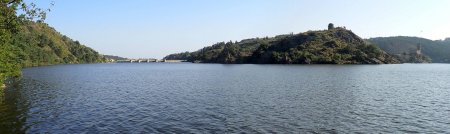 Dans le rétro, barrage et île de Grangent