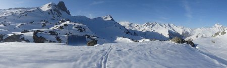 Bivacco Enrico Olivero sur fond de Tête des Toillies.