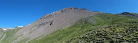 Après les raides pentes herbeuses avalées, je retrouve le sommet