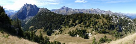 Panorama en cours de montée au Rocher de Villeneuve.