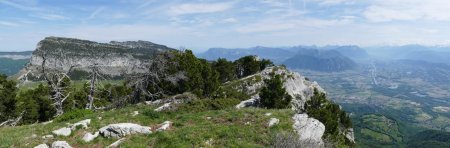 Panorama vers les Bauges et vers le massif du Mont Blanc bien ennuagé.