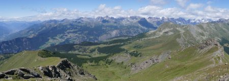 À gauche la vallée principale d’Aoste.