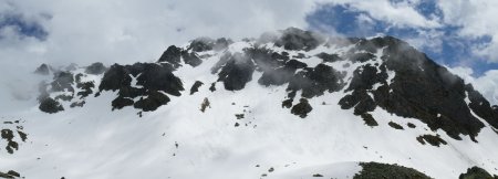 Le couloir d’accès à la Dent du Pra est bien rempli.