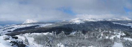 Du Suc de Montfol au Mézenc qui à la tête dans les nuages.