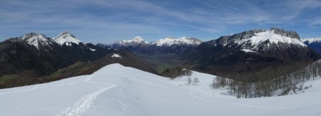 Panorama depuis le sommet du Mont Pelat. : Rochers de la Bade, Colombier, Julioz,  Trélod, Arcalod, Mont de la Coche, Pécloz, Arclusaz ... de beaux sommets des Bauges.