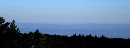 Le Mont Blanc perce difficilement la brume.