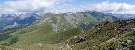 Le sentier, le Col Portola et, sur sa gauche, les pentes beaucoup plus douces de son accès par le versant Valtournenche.