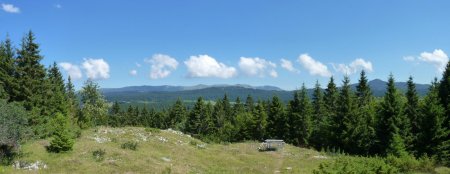 Panorama depuis le sommet, la Haute Chaîne et le Crêt de Chalam (à droite)