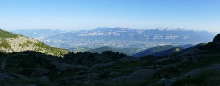 Nous sommes encore dans l’ombre alors que la vallée et la Chartreuse chauffent déjà sous l’effet du soleil.