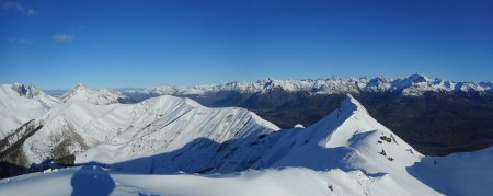 Au sommet : vue sur le Pic de l’Aiguille, les Ecrins.