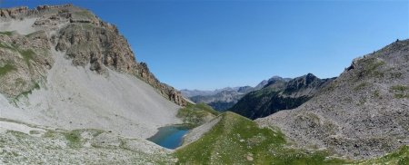 Le petit lac du Lauseron dans son écrin sauvage